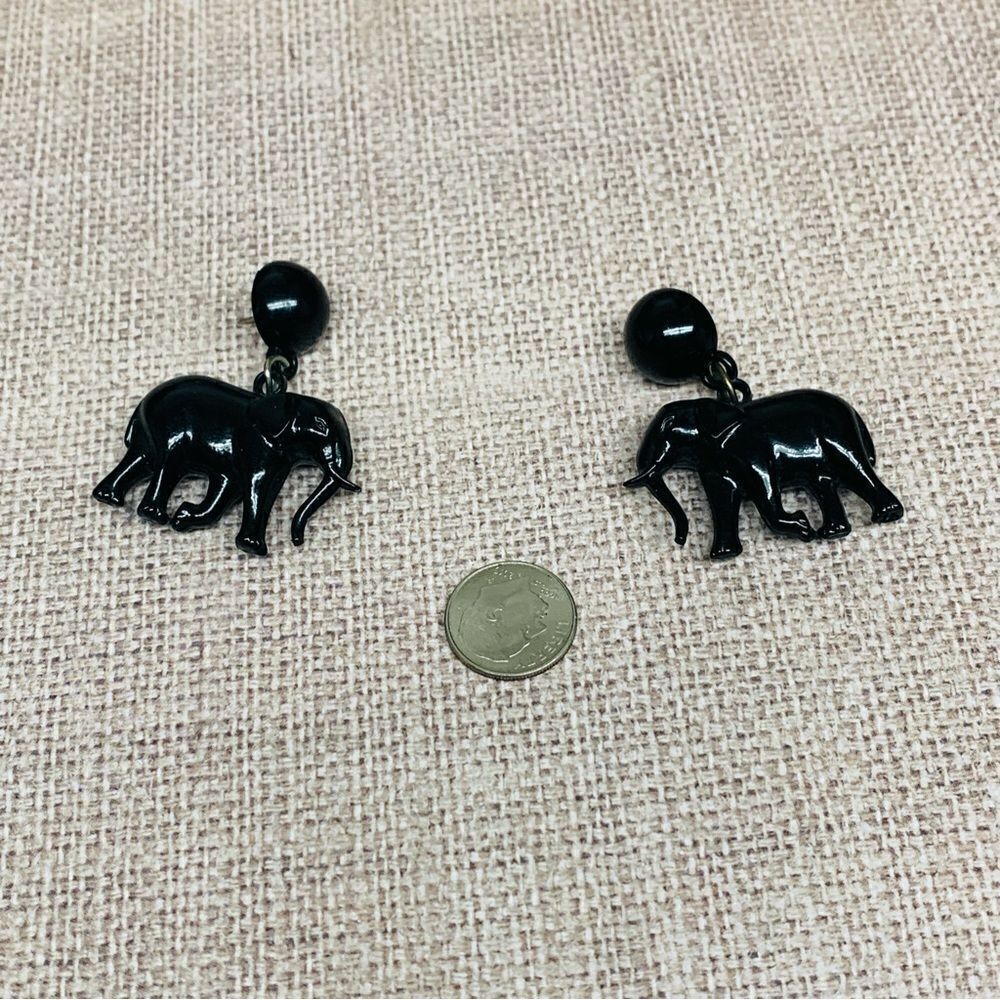 Black Acrylic Elephant Earrings‎